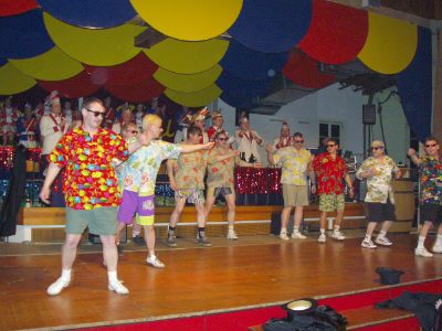 ... Jungs, wo habt ihr nur diese Hemden/Beine her?