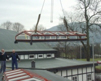 Autokran transportiert Glaskuppel