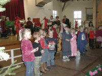 Die Kinder des Kindergartens mit "In der Weihnachtsbäckerei"